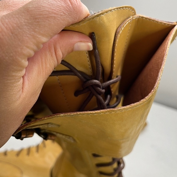 Donald Pliner Italian Made Leather Lace Up Knee High Heeled Lug Sole Boot sz 9 - Picture 8 of 12